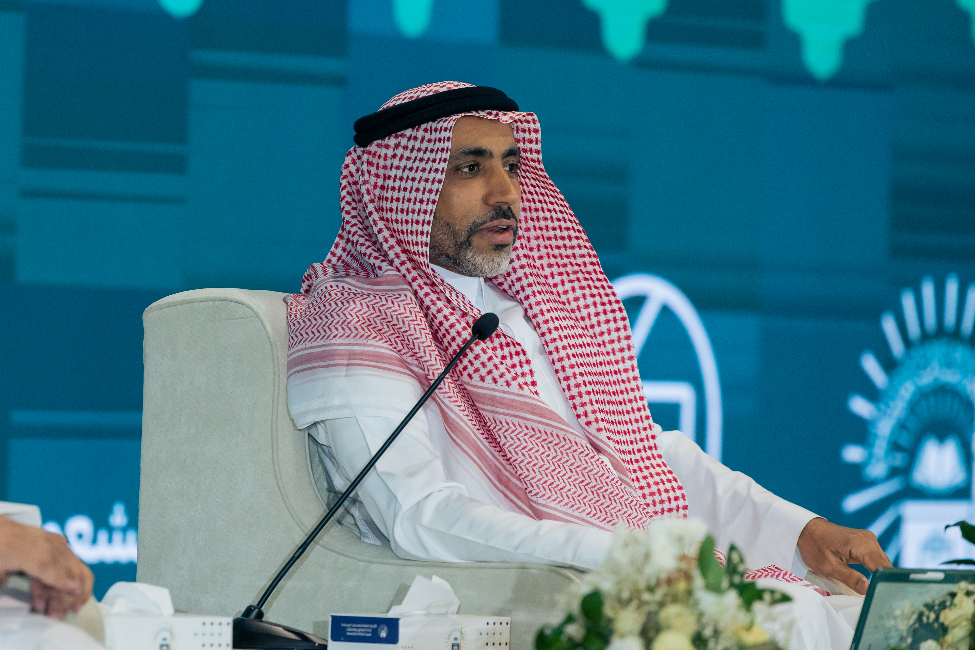 ضمن فعاليات مهرجان الثقافات والشعوب الـ 14.. عميد كلية اللغات والترجمة بالجامعة الإسلامية يستعرض "لغات الشعوب في رسالة الجامعة الإسلامية"